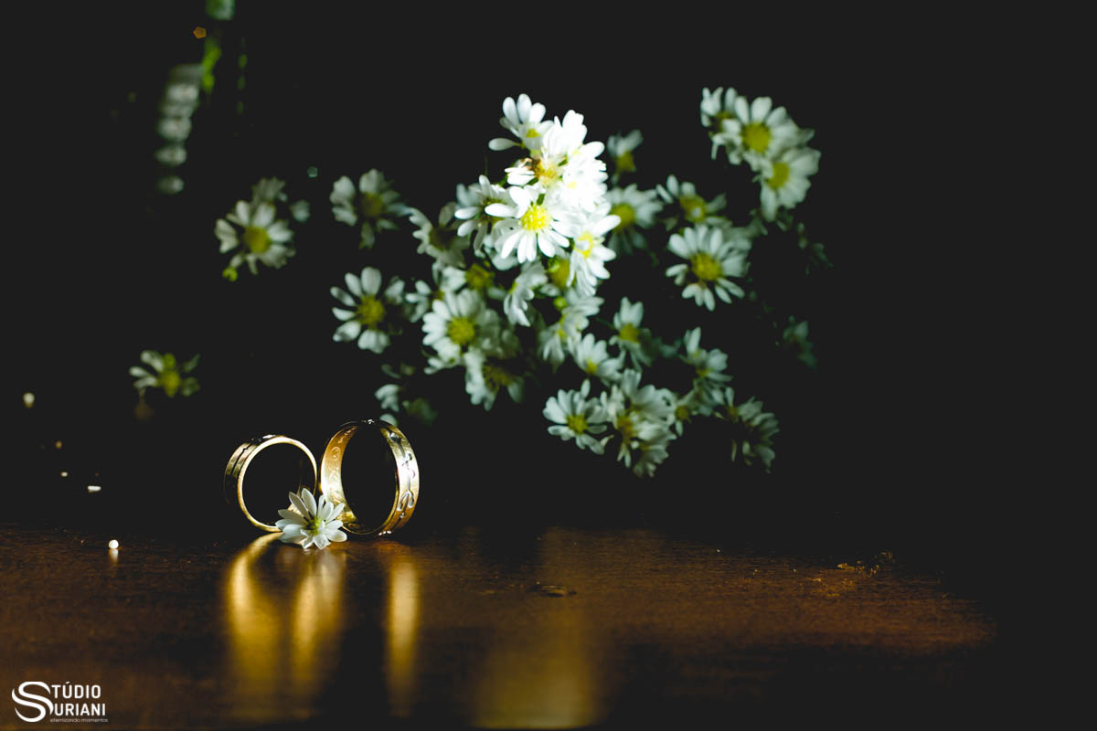 Aliança feite pelo noivo com simbolo USB