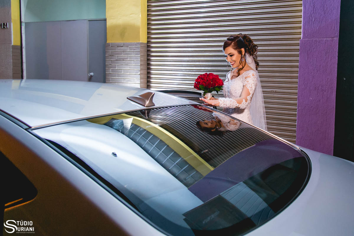 amigo levando a noiva para o casamento