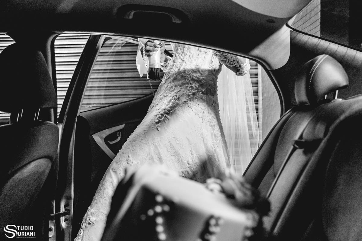 lindo vestido de noiva cravejado de pedras