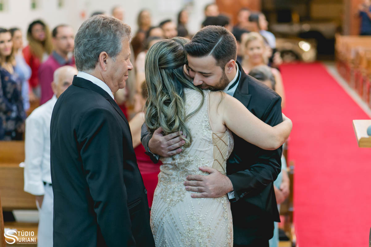 abraço na mãe no altar da igreja em Uberlândia