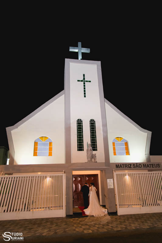 Noiva se preparando para entrar na igreja com o irmão para se casar