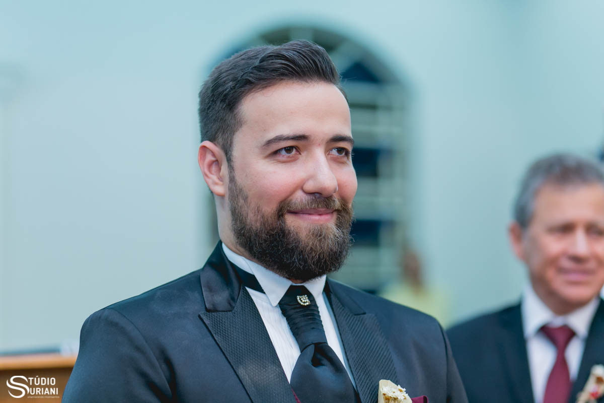 Noivo emocionado com lapela de dado