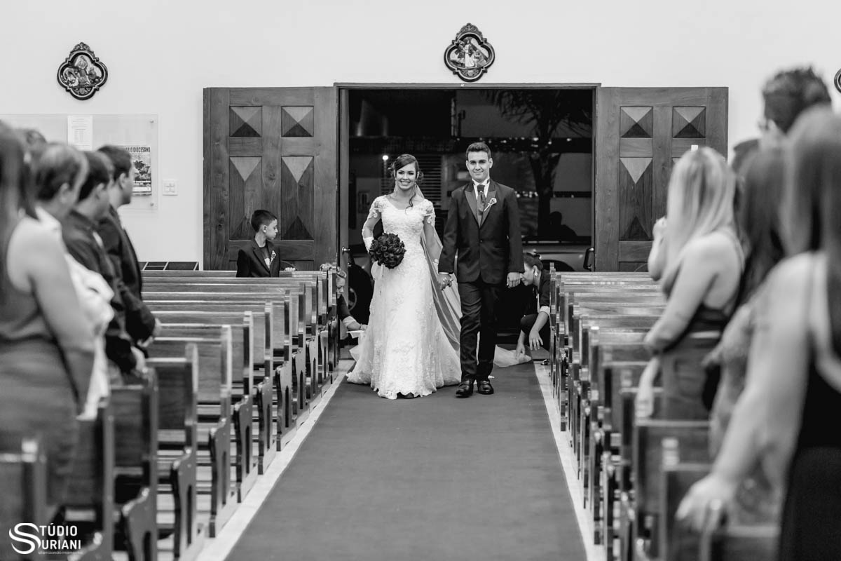 Noiva entrando com o irmão na igreja