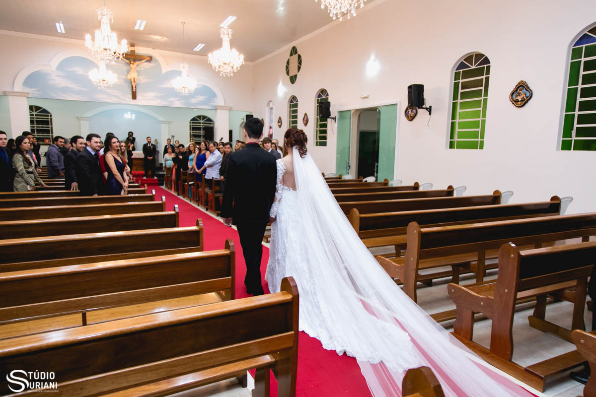 Entrada da noiva na igreja com tapete vermelho