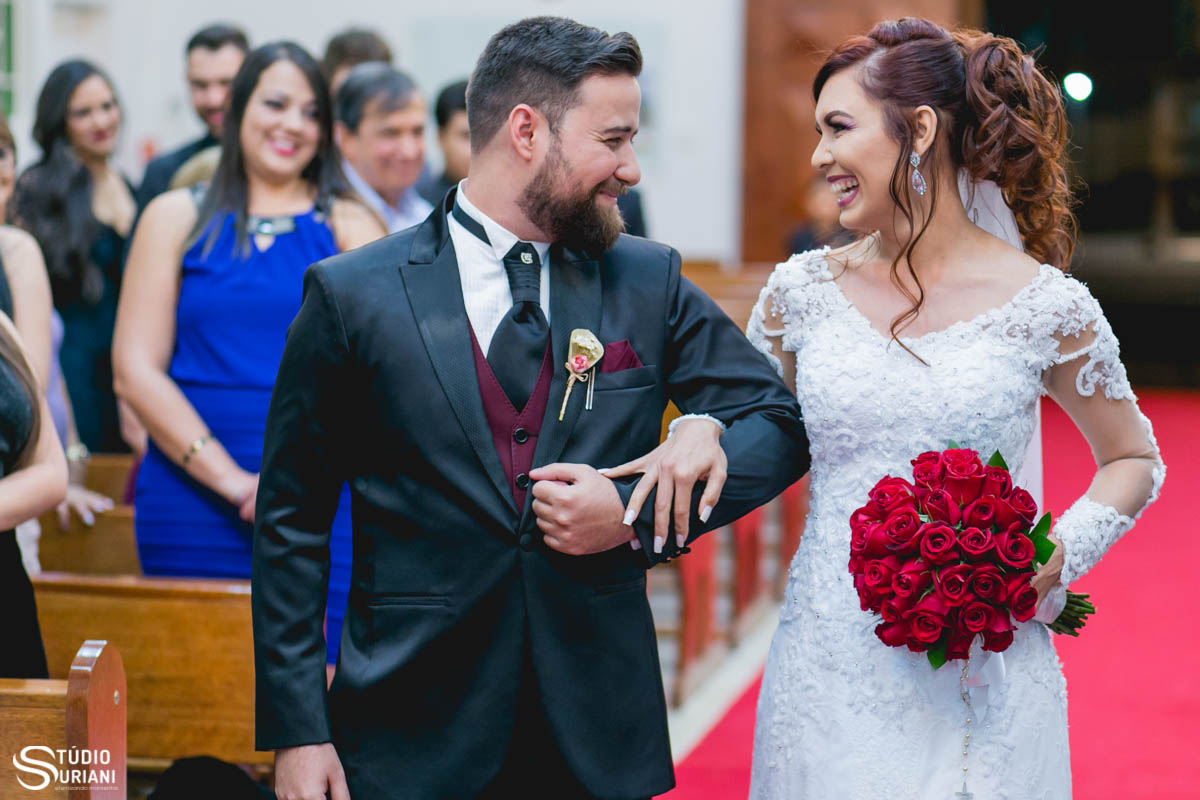 Primeiro olhar dos noivos no corredor da igreja