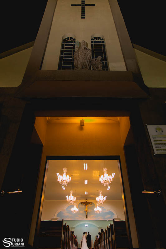 linda foto do fotógrafo Rogério Suriani pegando a fachada da igreja com oc noivos no altar