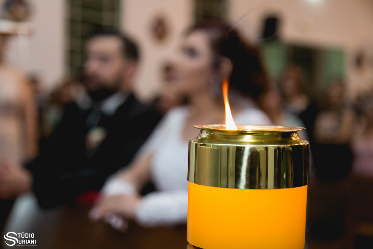 Vela no altar da igreja simbolizando a luz