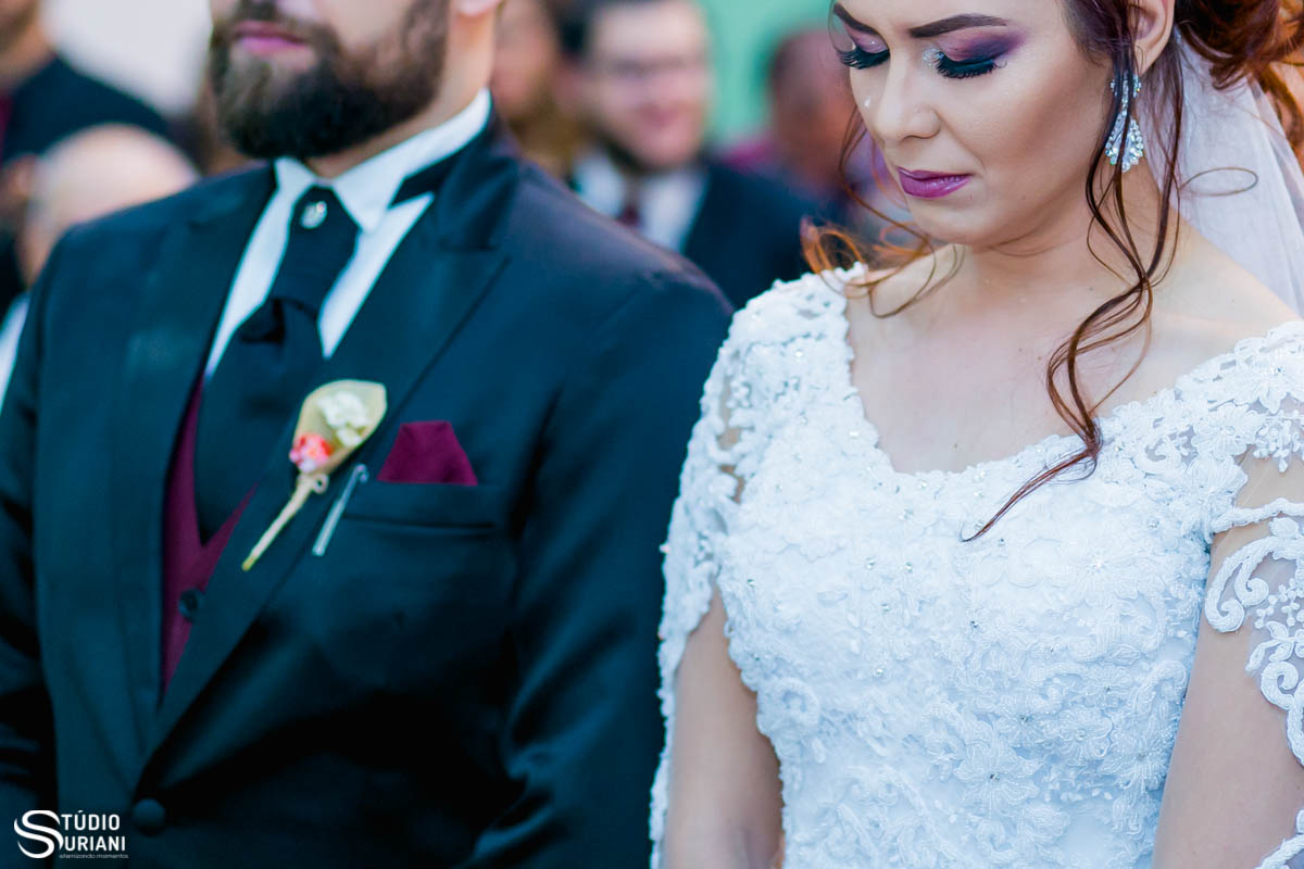 Noiva emocionada do altar da igreja durante a celebração do casamento