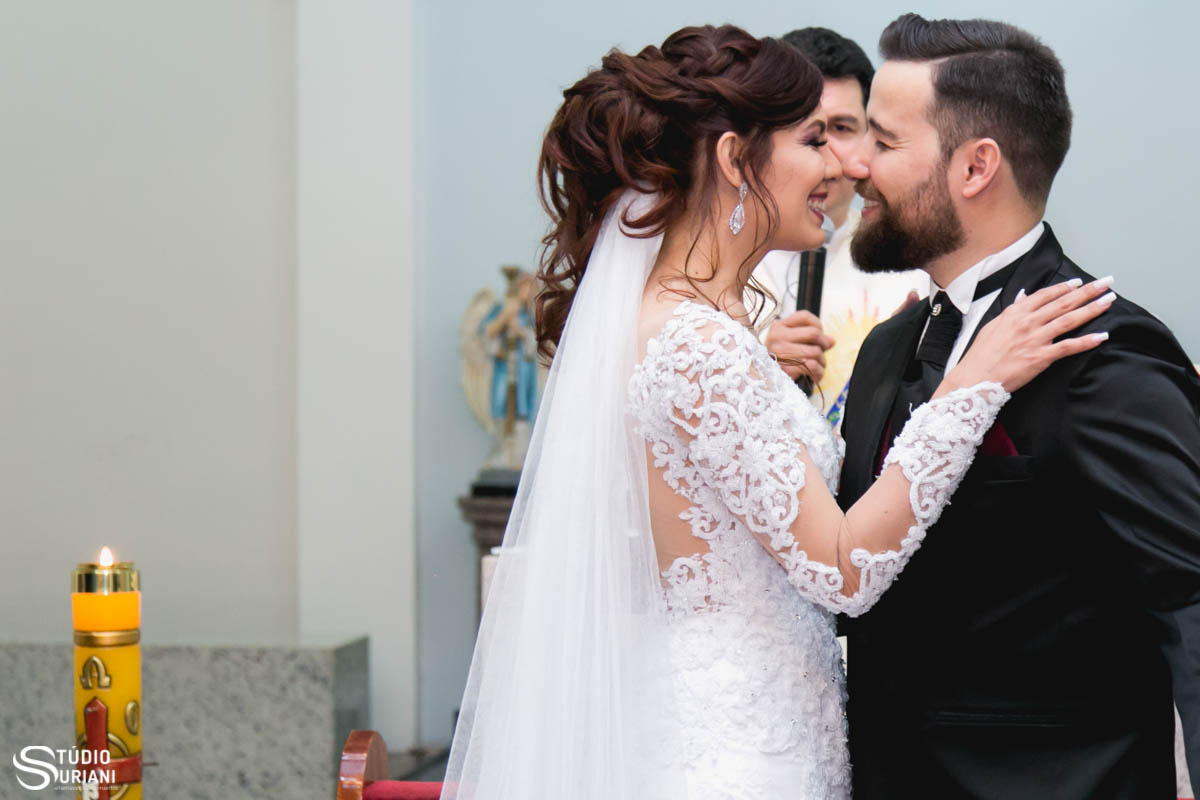 beijo no altar na igreja