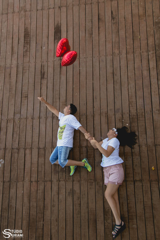 noivo voando e noiva segurando