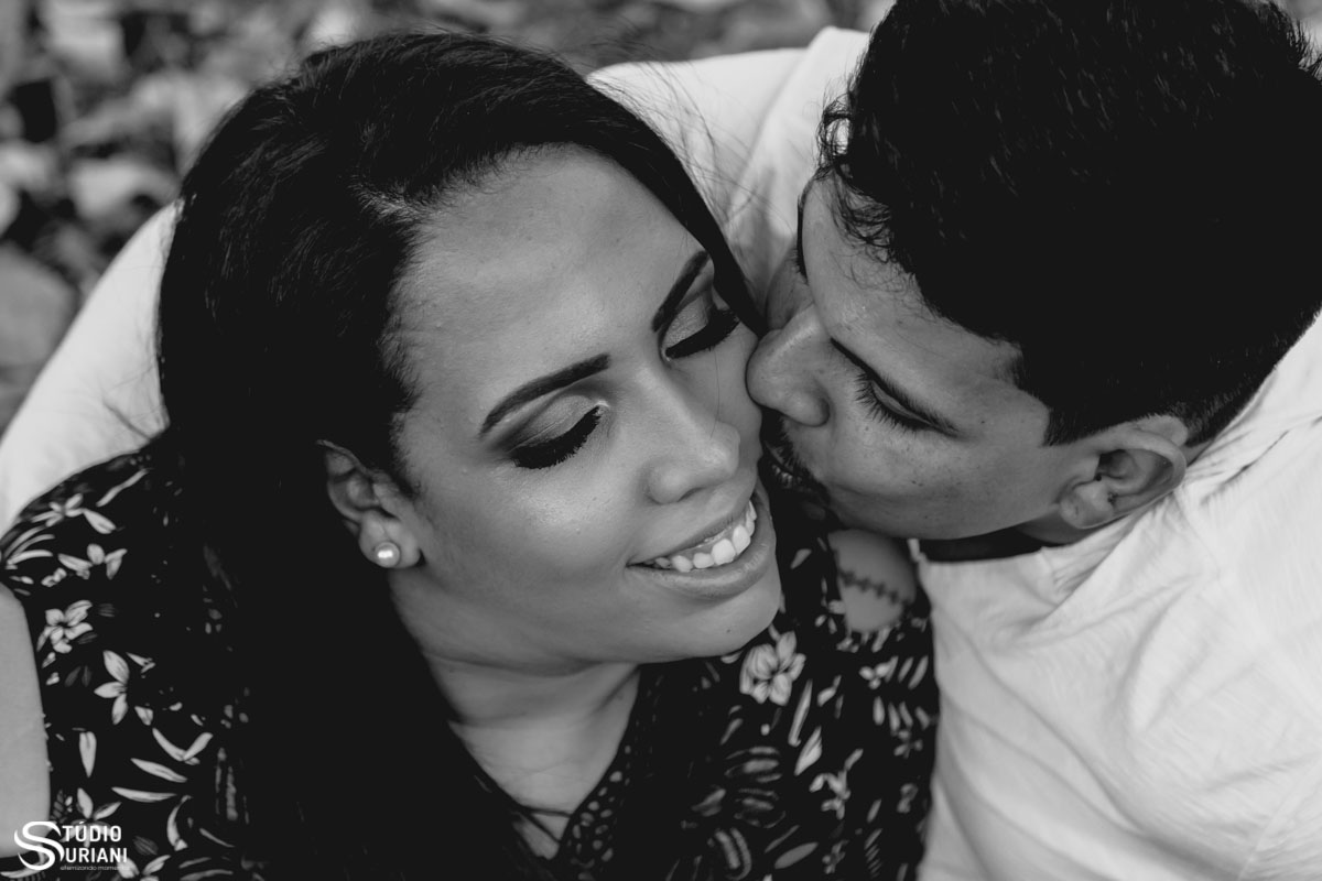 beijo carinhoso noivo na noiva