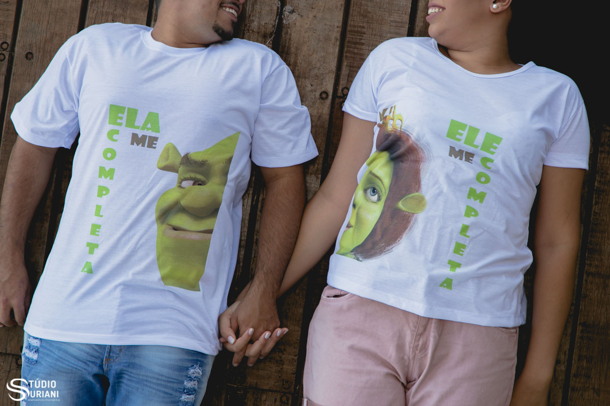 ensaio vestido com camisetas de filme