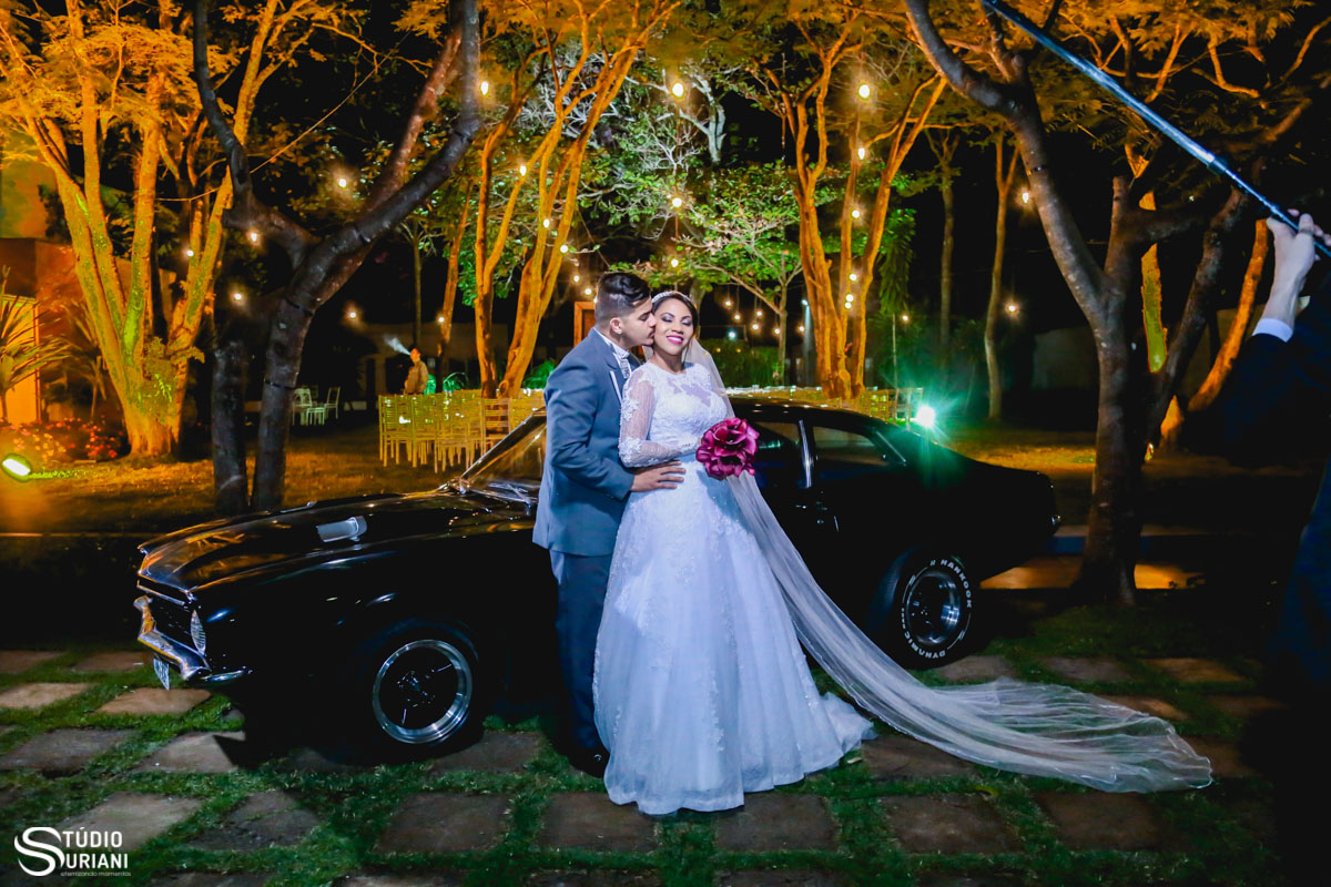 fotos dos noivos após o casamento com carro maverick