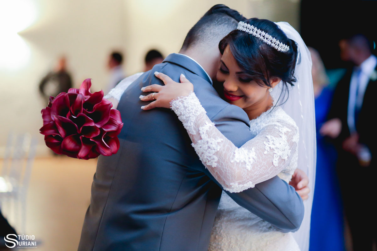 noiva abrando o noivo após homenagem
