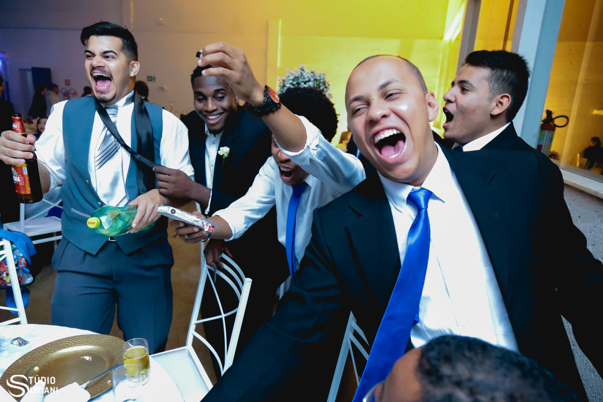 Animação na gravata do noivo