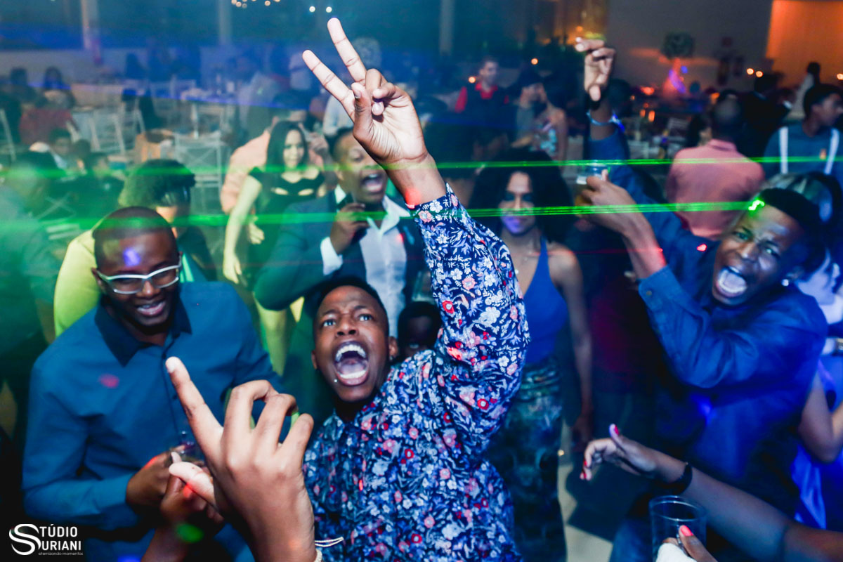 galera animada na posta de dança