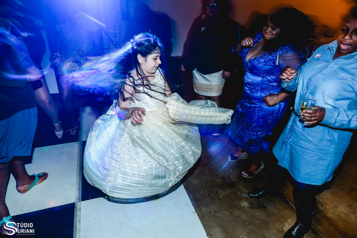 convidada brincando na pista de dança