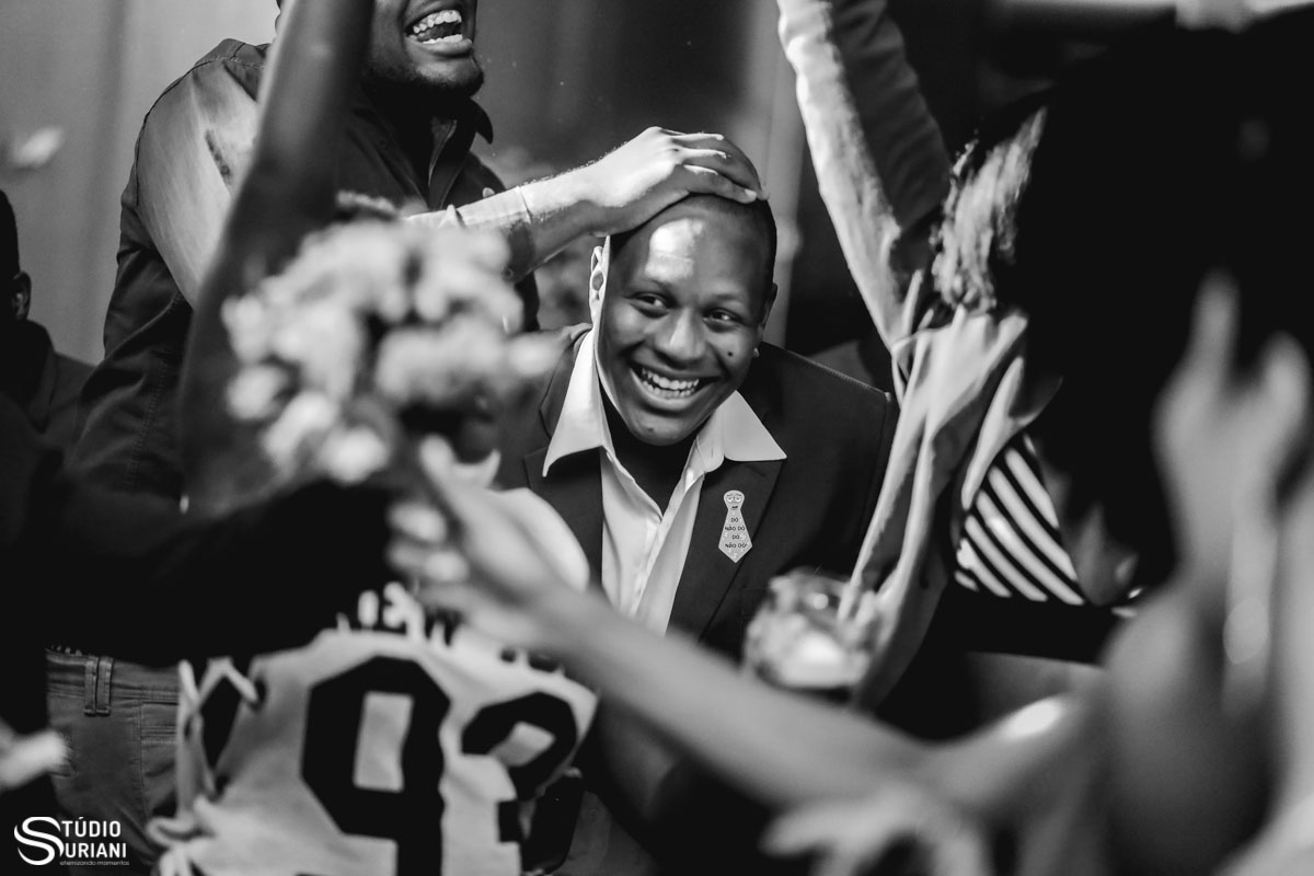 namorado sendo zuado pelos amigos por namorada ter pego o buque da noiva