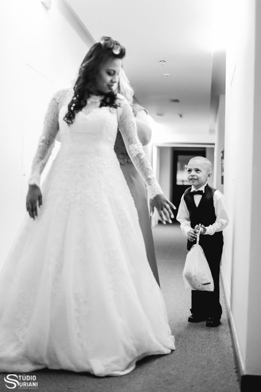 irmã vestido o vestido da noiva e page brincando com a noiva