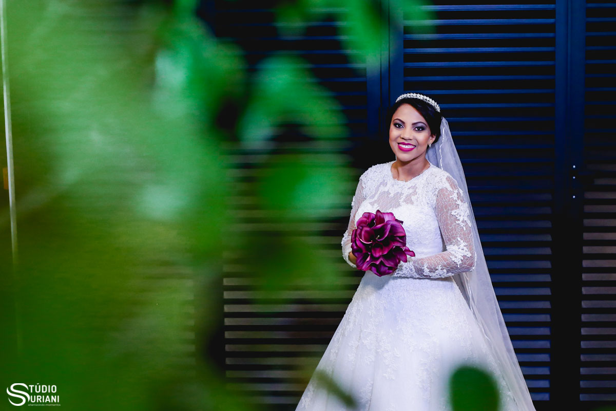 lindos vestidos de noiva e buque de copo de leite vinho