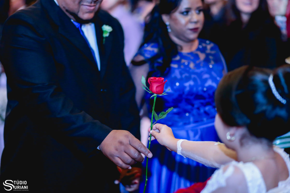 florista entregando botões de rosa vermelhos para madrinhas