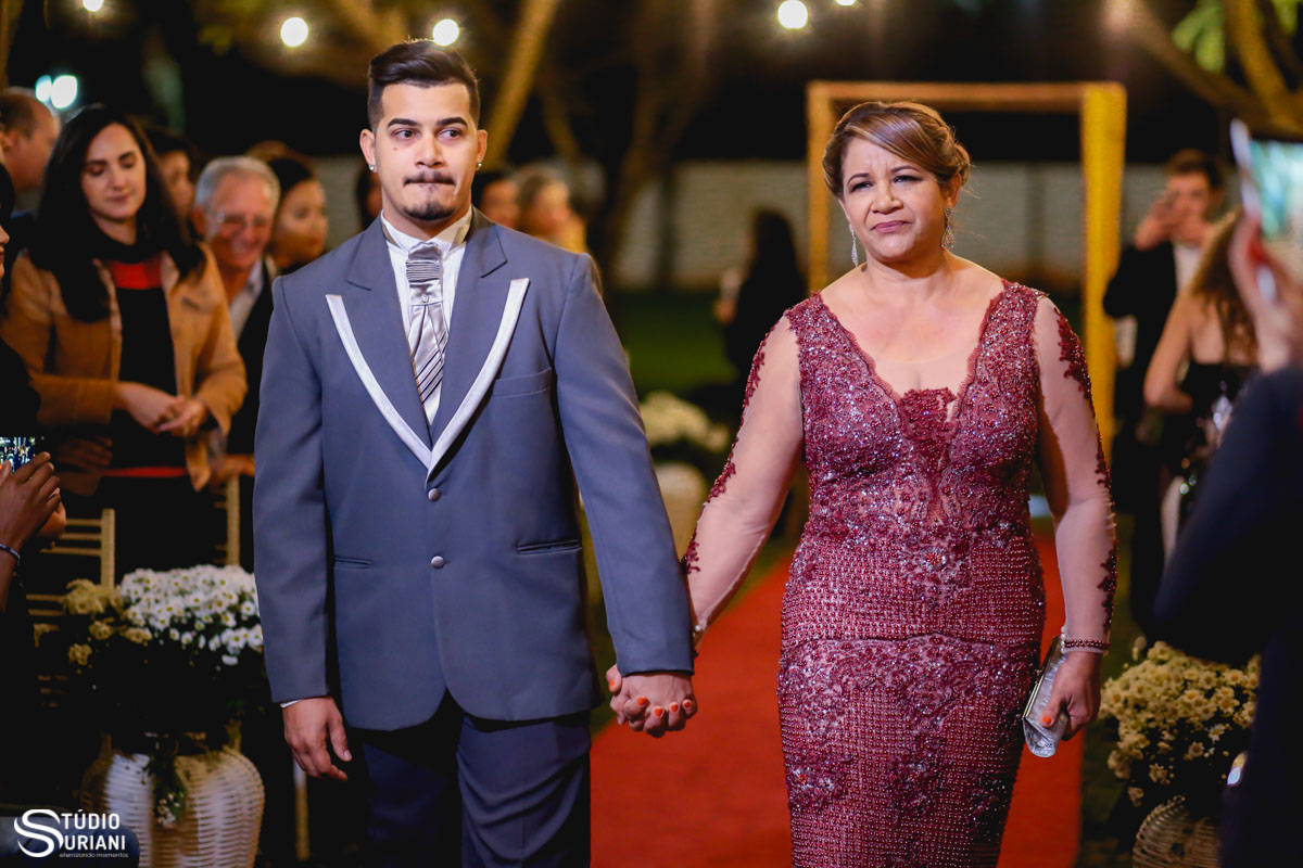 noivo entrando no casamento emocionado
