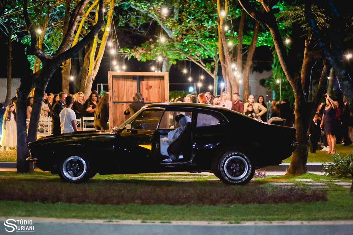 noiva dentro do maverick esperando para se casar