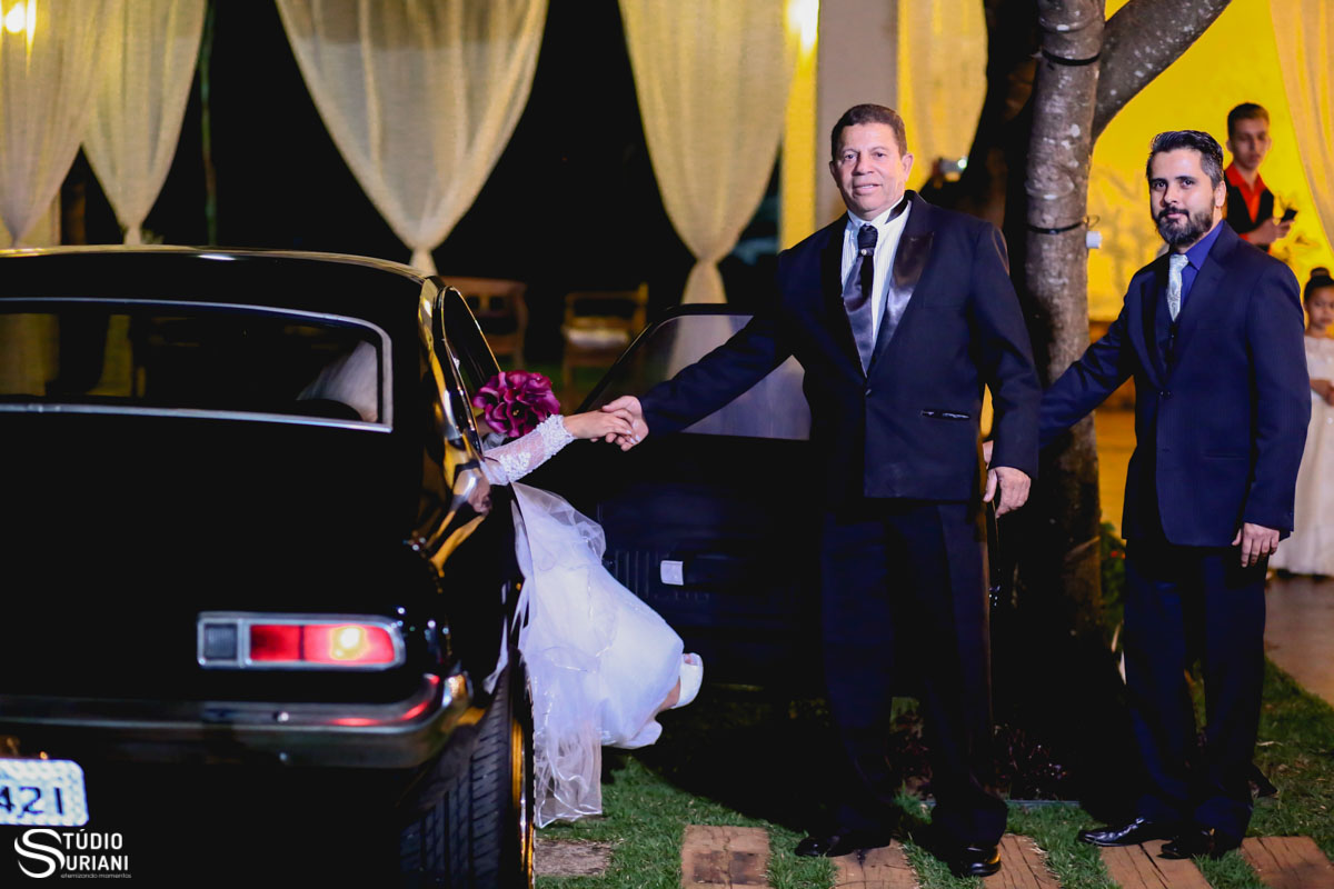 pai tirando a filha do maverick preto para a entrada da noiva