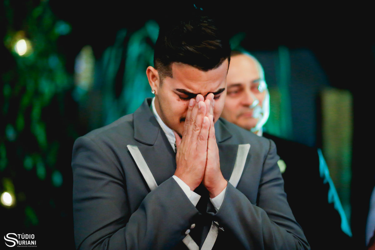 noivo rezando antes da entrada da noiva