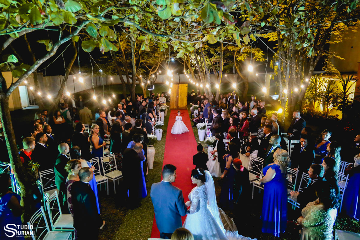 entrada da aliança em casamento ao ar livre com tapete vermelho