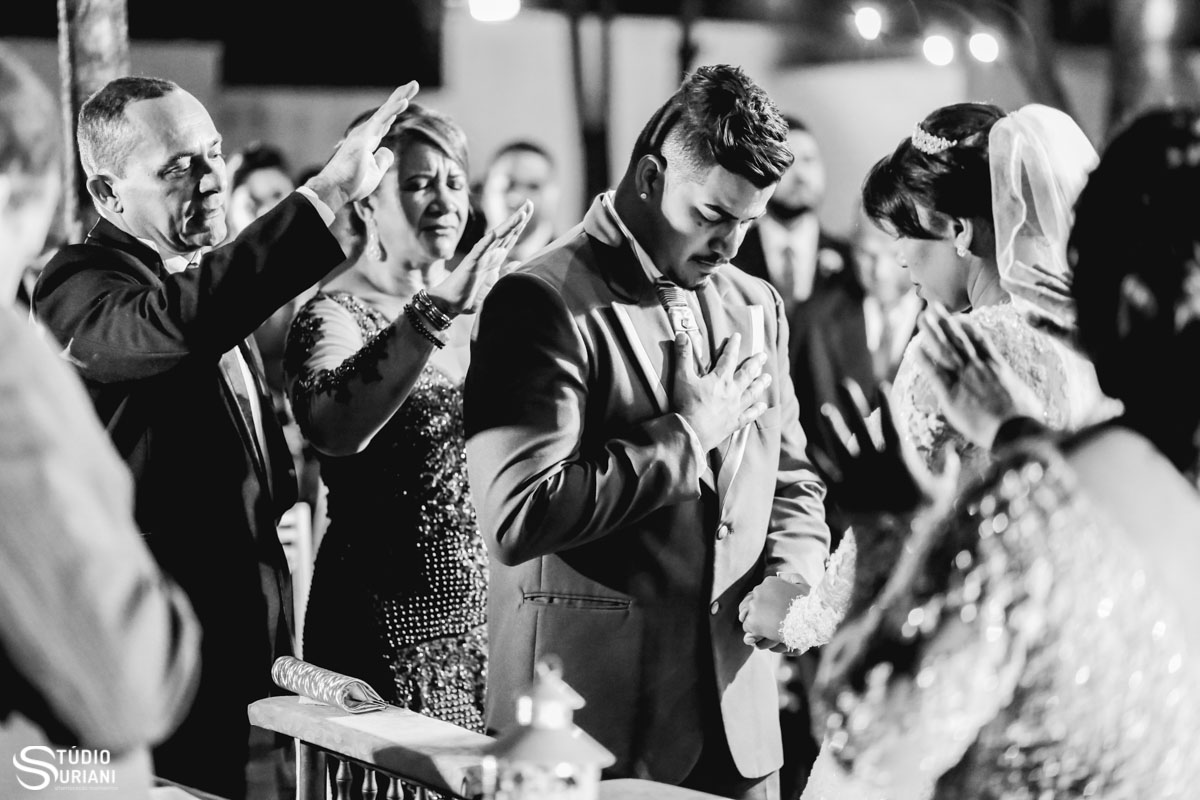 noivo orando durante o casamento