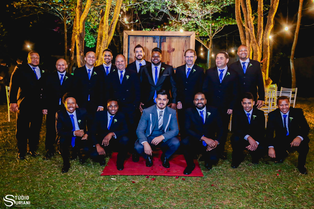 padrinhos com gravara azul e noivo com terno cinza em casamento na chácara em uberlandia