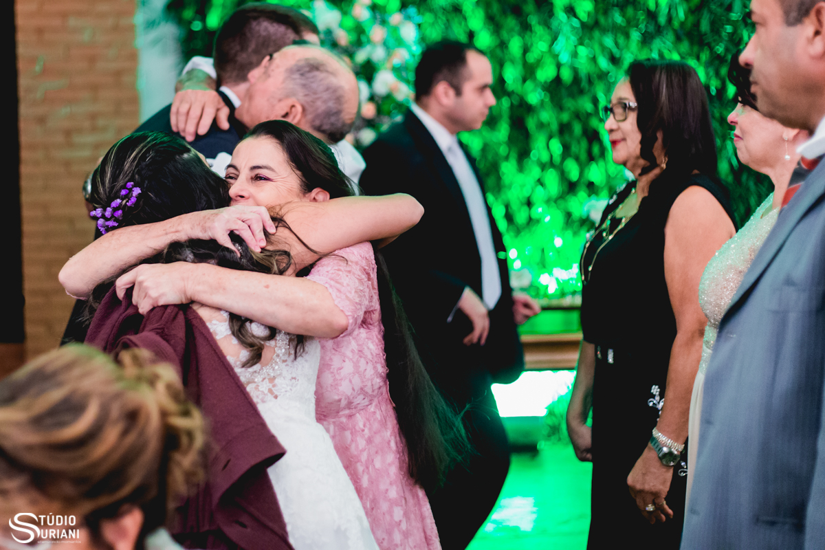 abraço a sobre emocionada na noiva