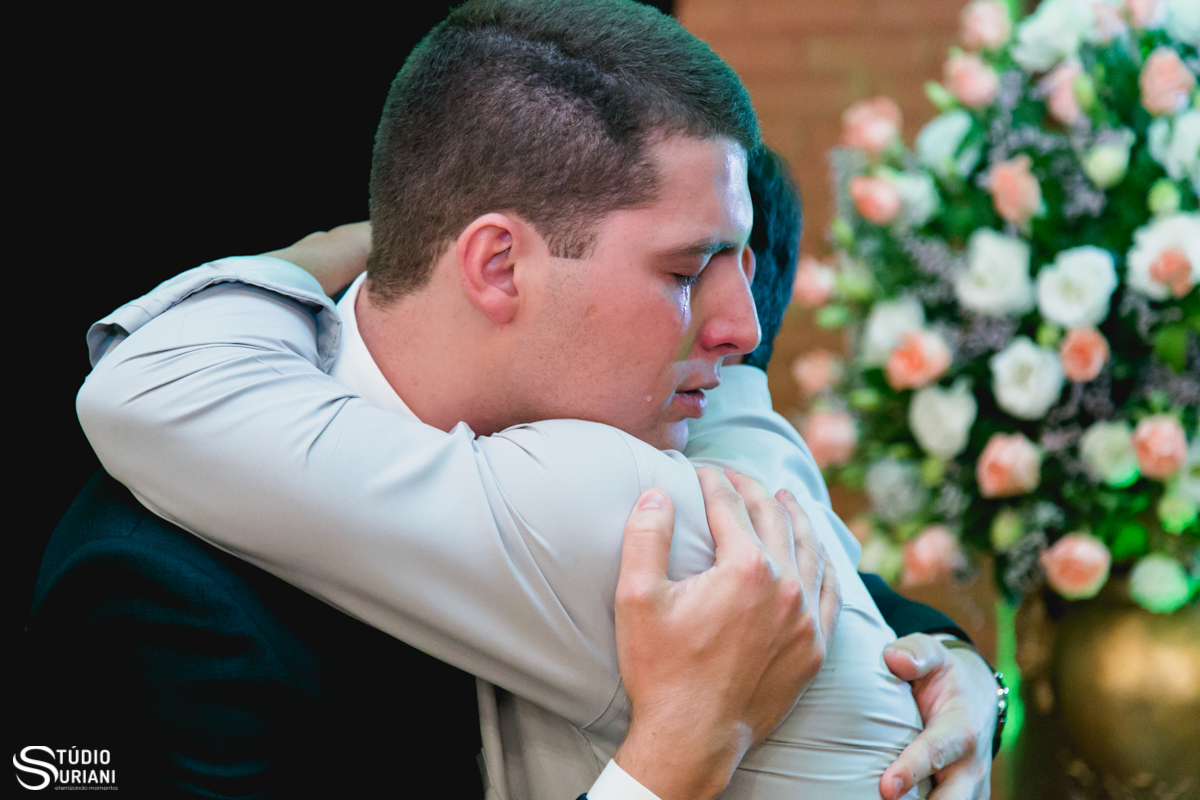 noivo chorando abraçando amigo