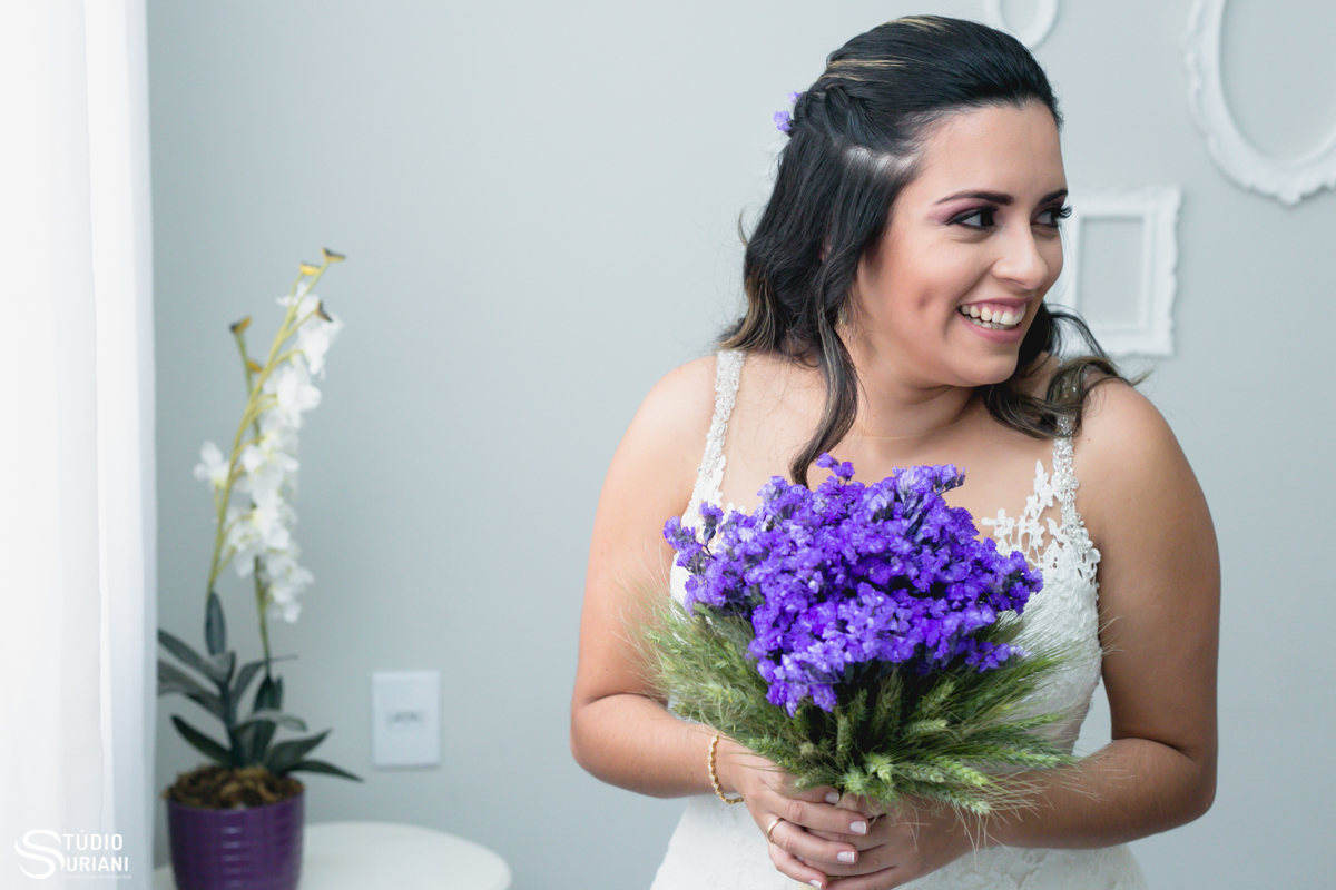 Buque com flores rochas