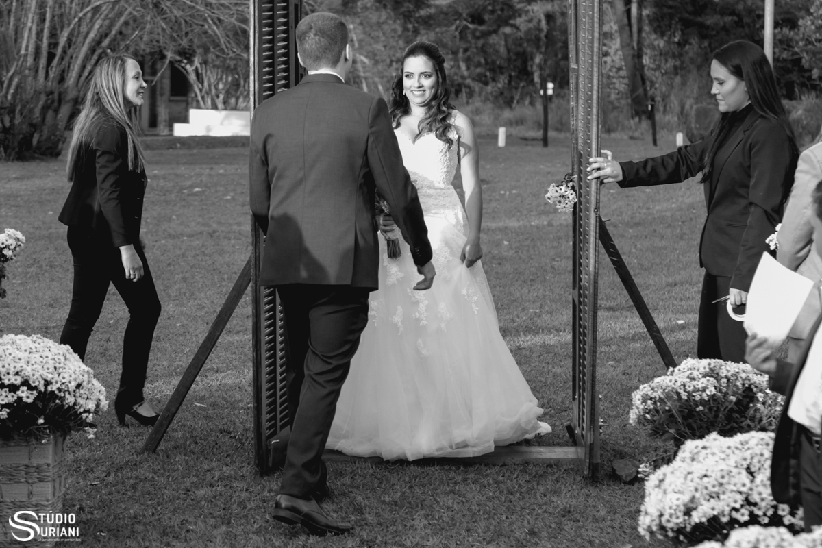 entrada dos noivos juntos no casamento ao ar livre