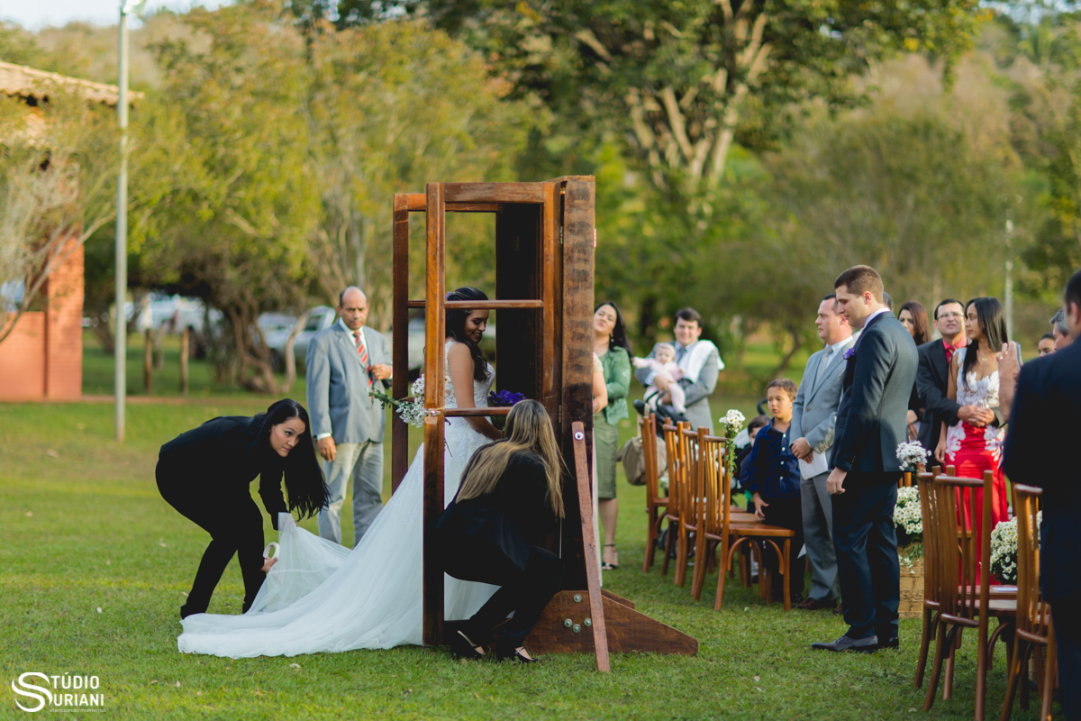 encontro dos noivos já na entrada do corredor do casamento