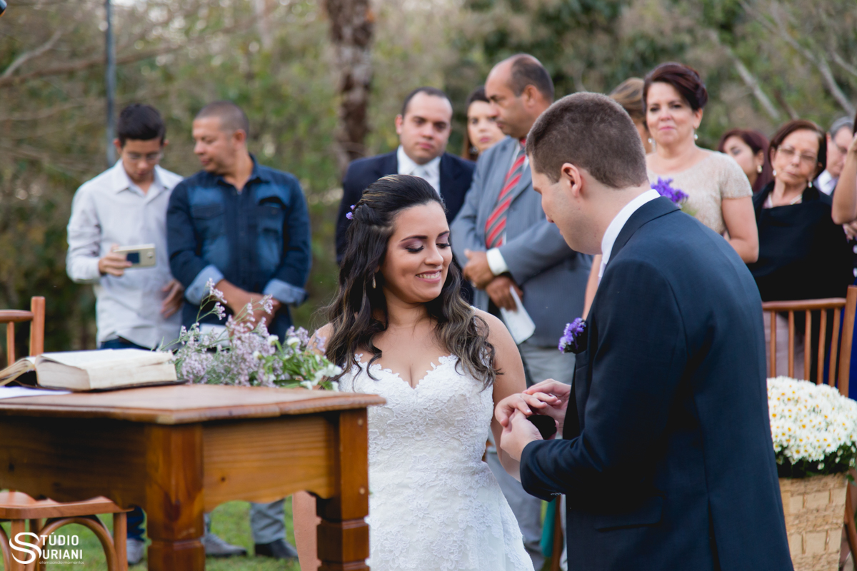 linda cerimônia de casamento ao ar livre