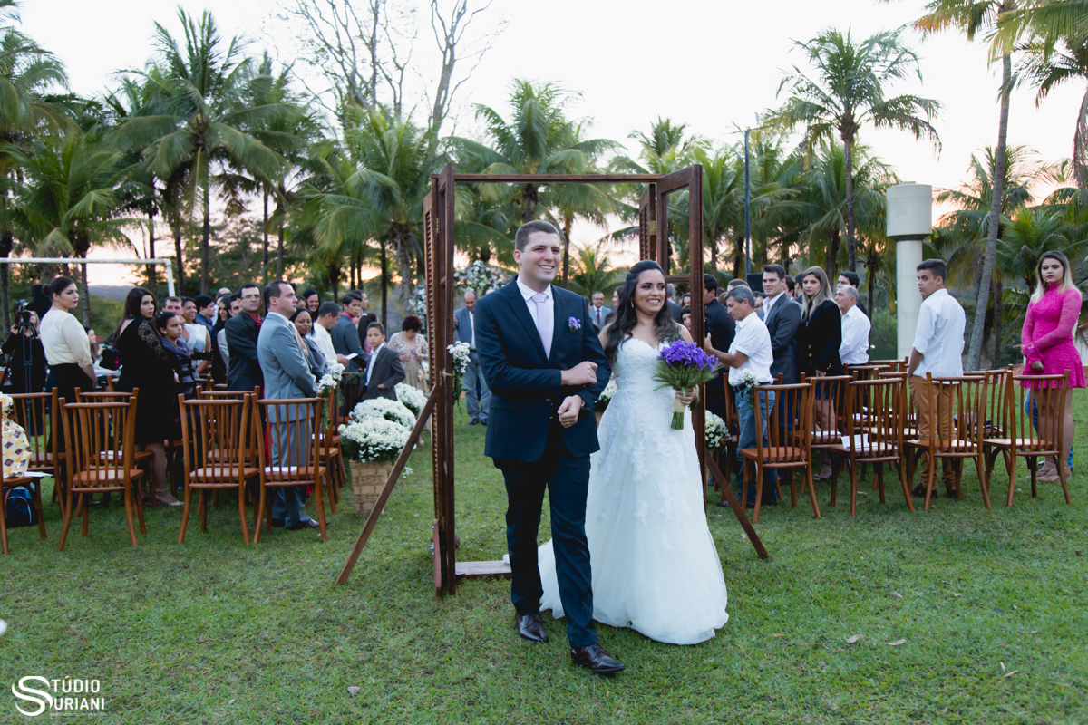 saída dos noivos do casamento ao ar livre