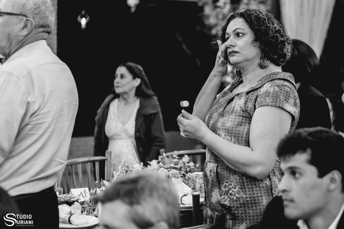 convidados emocionados com discurso dos noivos