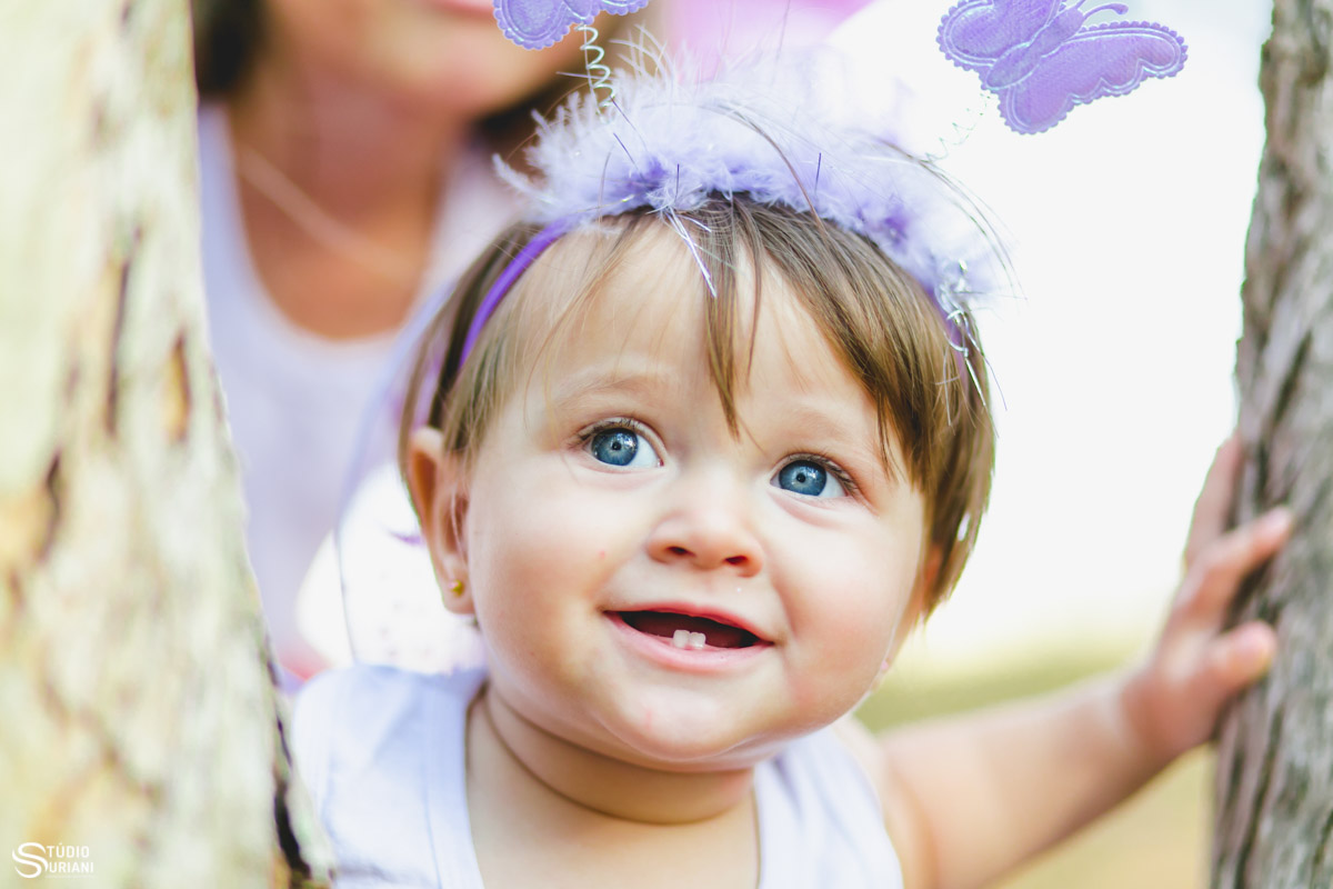 linda criança de olhos azuis