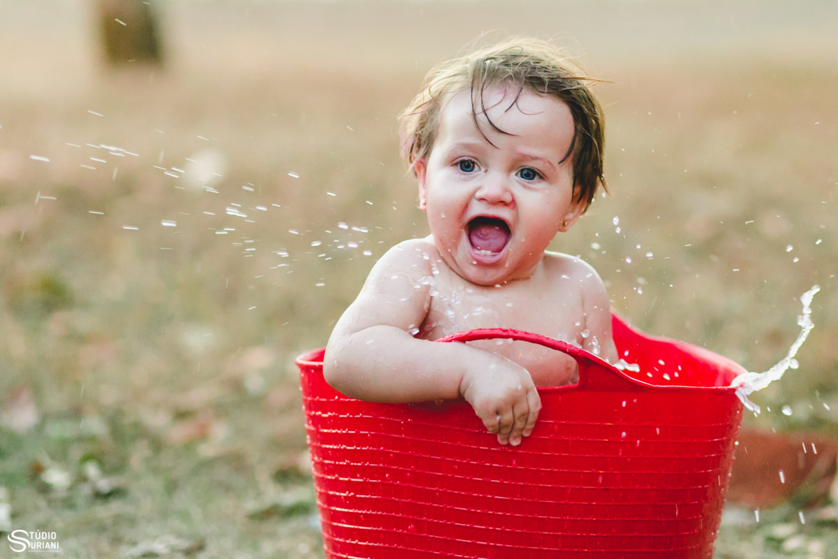 ensaio tomando banho no balde