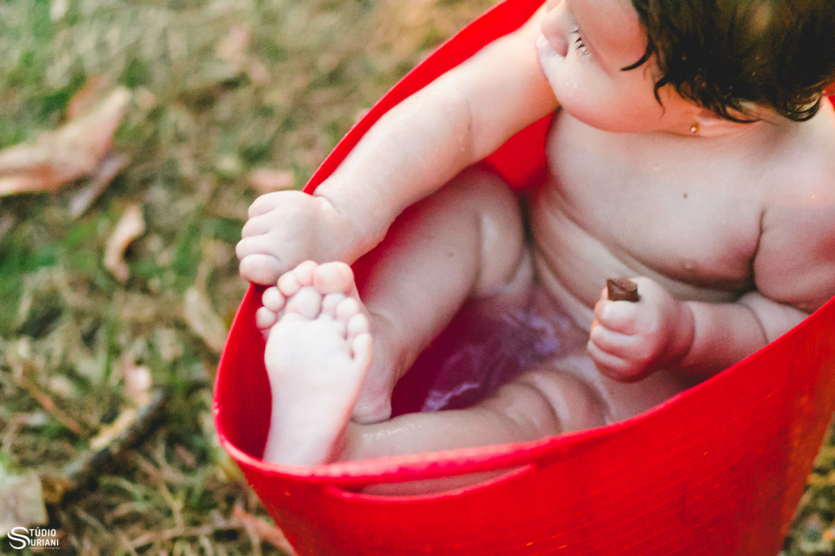 tomando banho no baldo e comendo chocolate