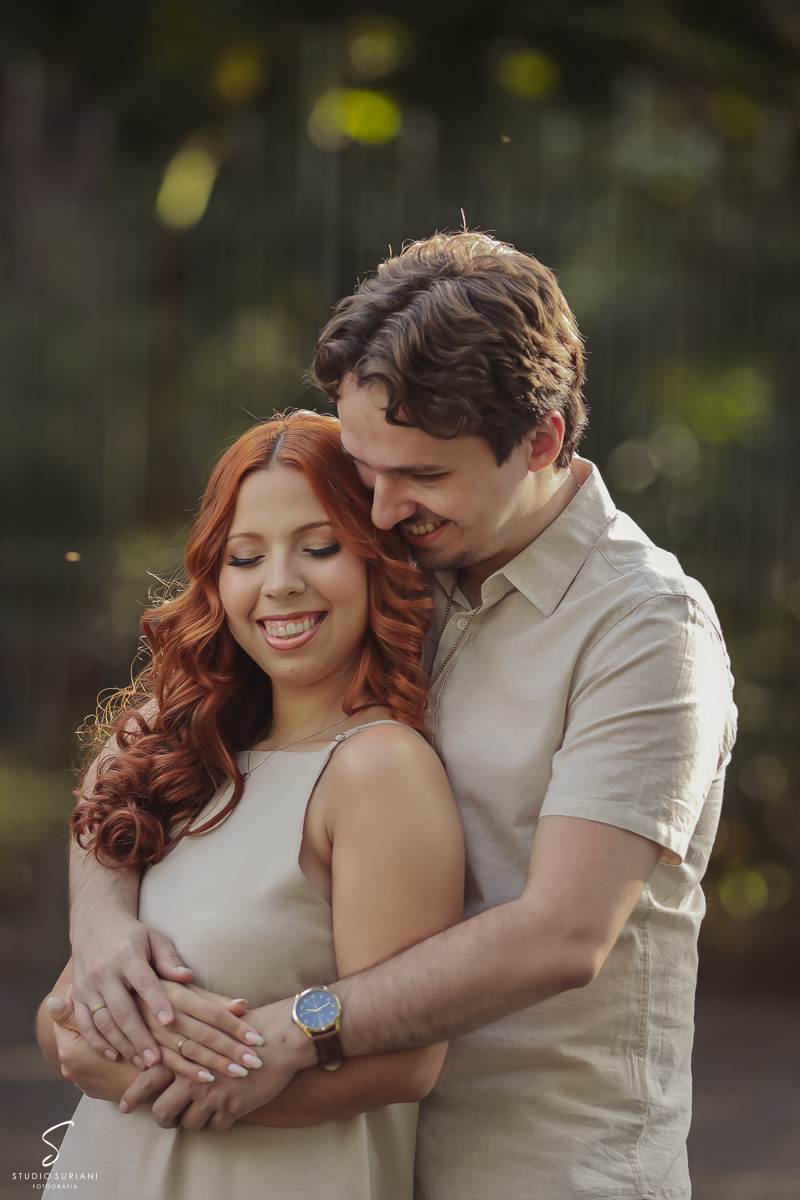 Abraço acolhedor do noivo em sua noiva 