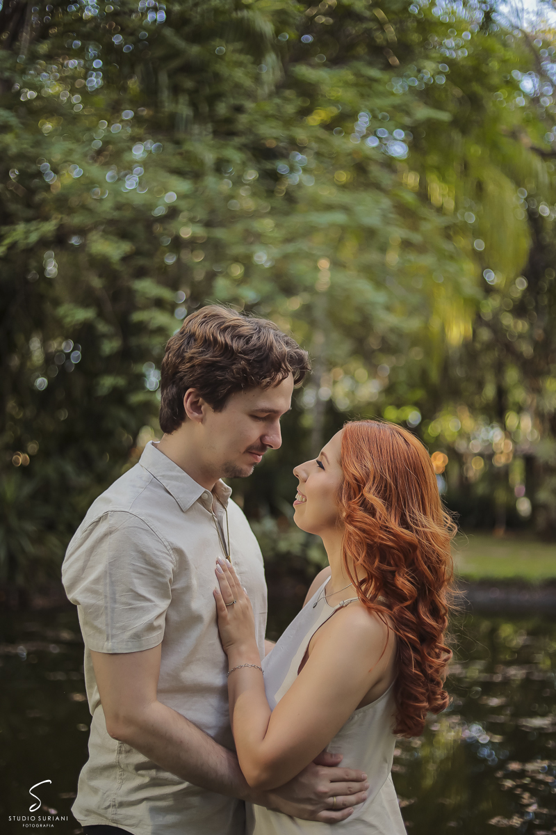 Noiva olhando para noiva em ensaio pré casamento 