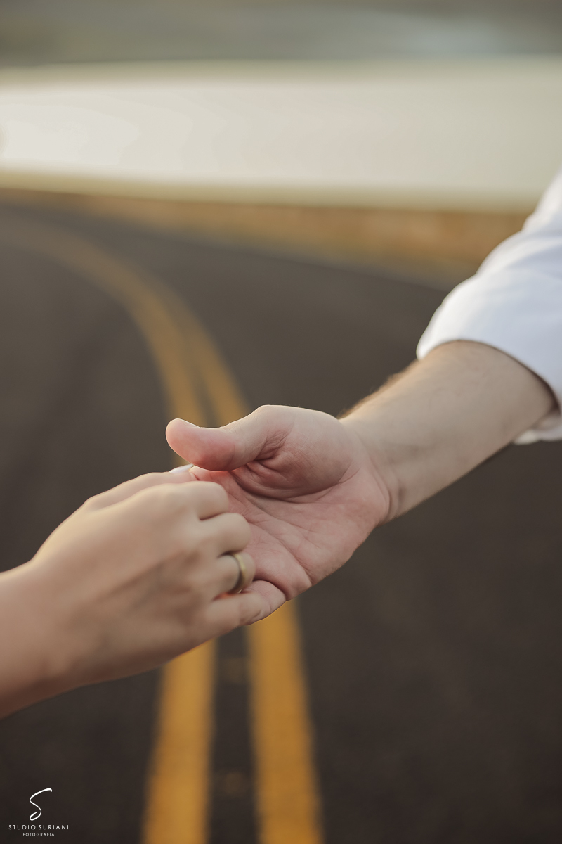 Mãos dadas de noivo e noiva simbolizando a ligação do casal 