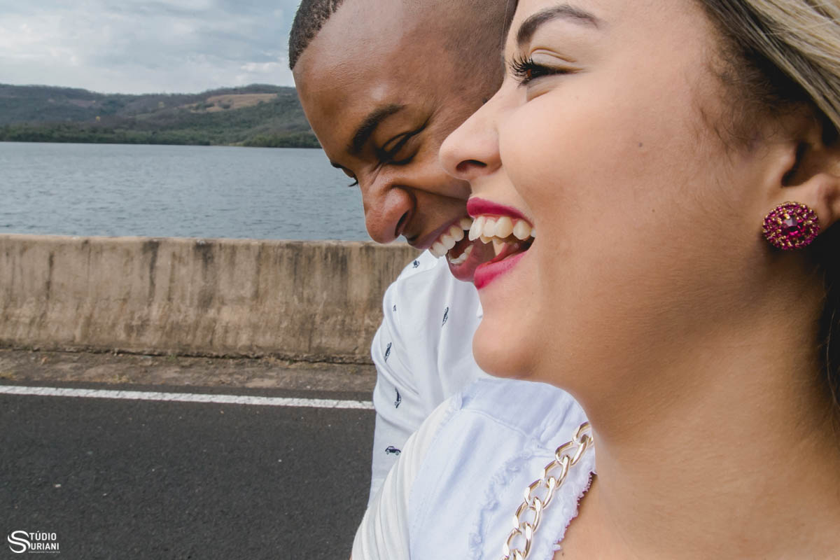 sorriso e gargalhadas no ensaio fotográfico