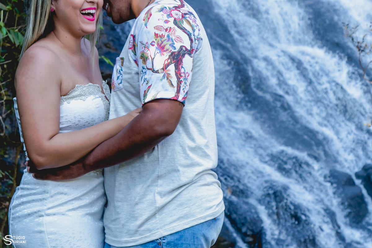 batom rosa nas fotos no pre wedding e vestido de renda branco
