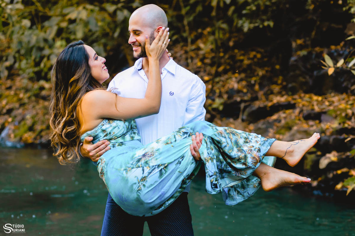 lindo lago verde para fotografia de casal