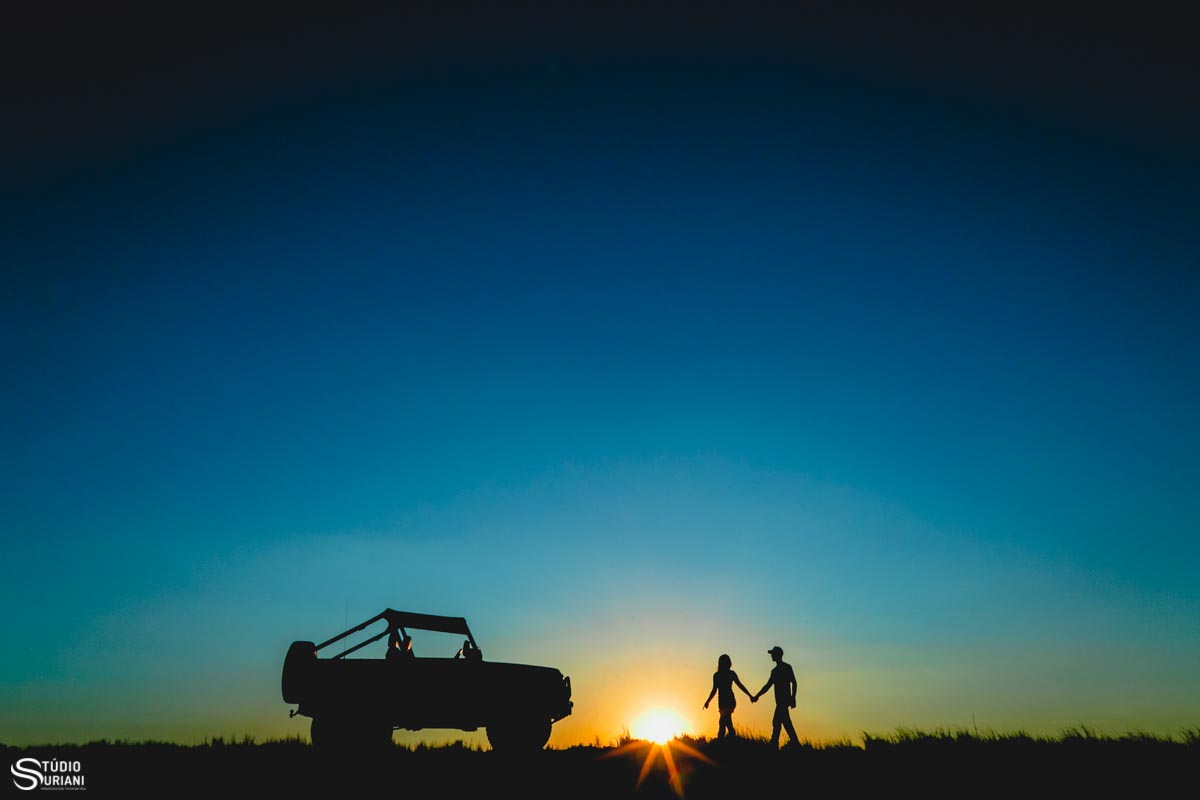 lindo fotografia no por do sol da ensaio pre casamento